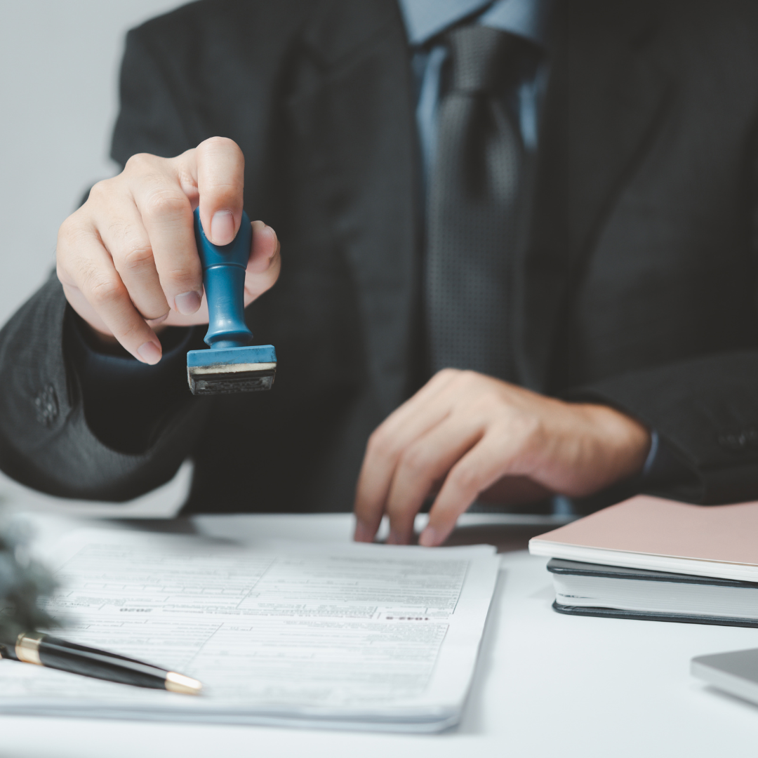 Ubezpieczenie dla pracowników samorządowych – urzędnik analizujący dokumenty i polisę ochrony odpowiedzialności zawodowej